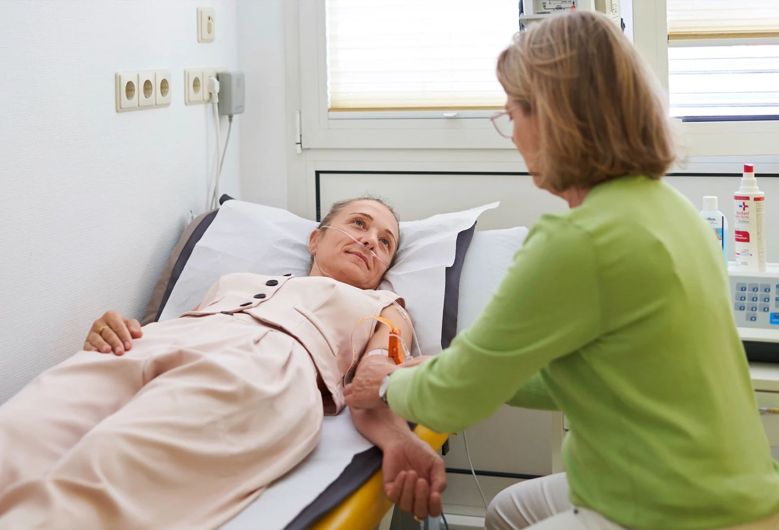 Dr. Simona Mangold bei einer Blutentnahme an einer liegenden Patientin