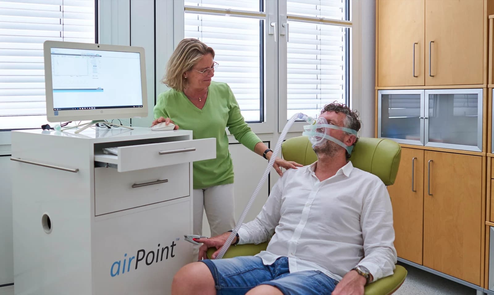 Höhentraining am airPoint-Gerät: Dr. Mangold betreut einen Patienten mit Atemmaske
