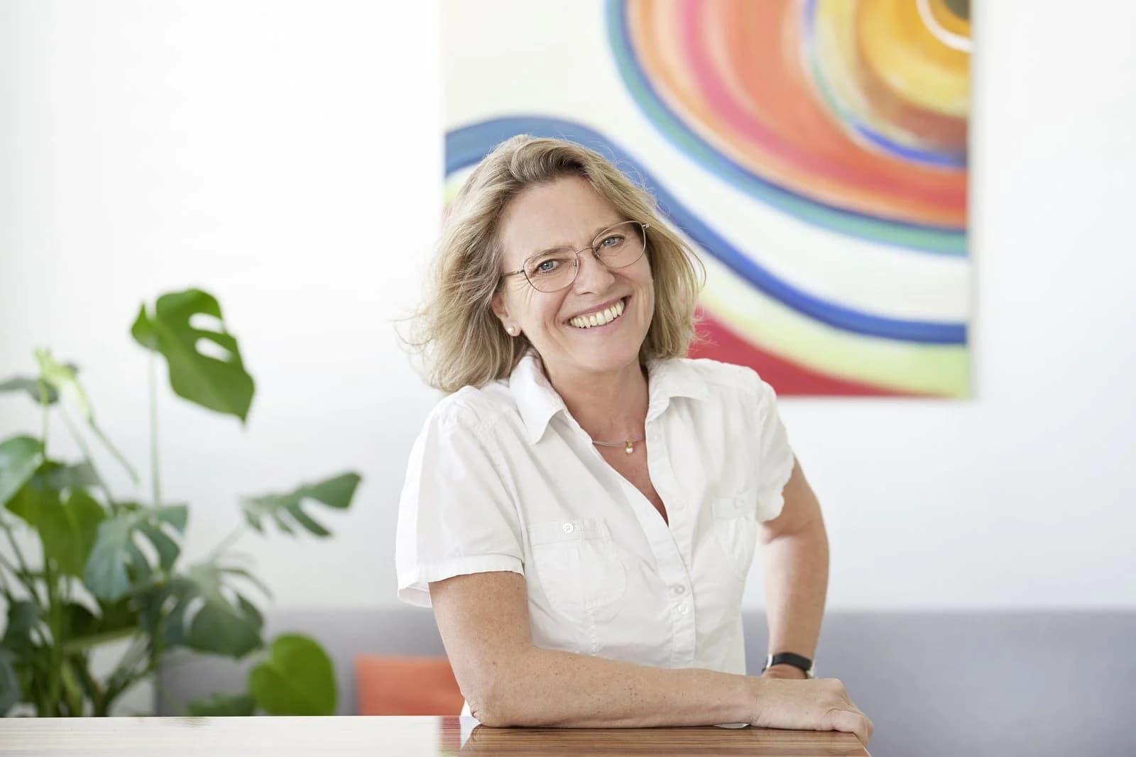 Dr. Simona Mangold lachend im Gespräch mit einer Patientin